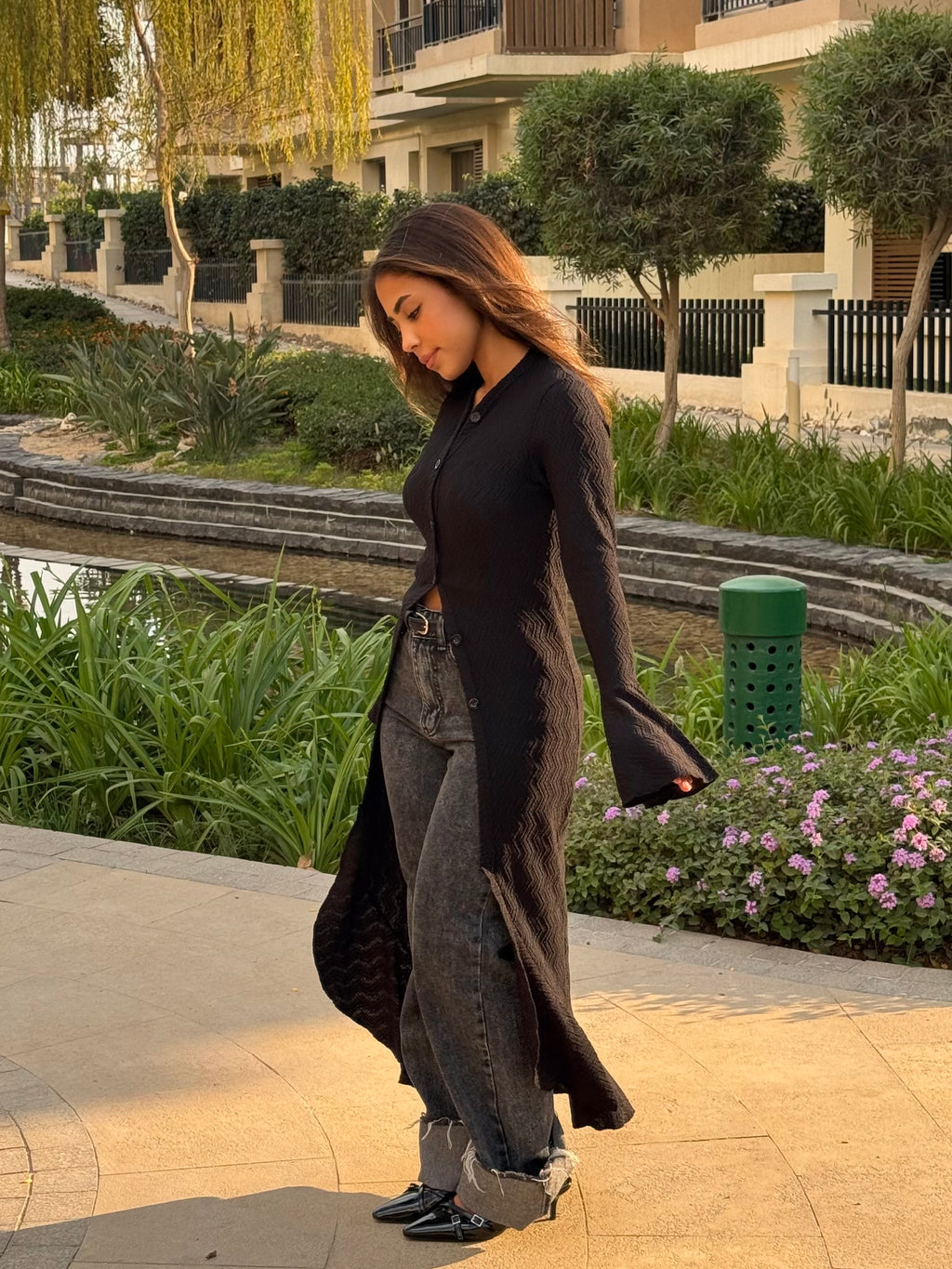 The flare cardigan in Black